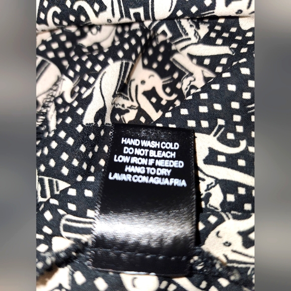 ** 2/$20 ** Pixley Small Tribal 🐘 Black & White Blouse - Picture 4 of 6